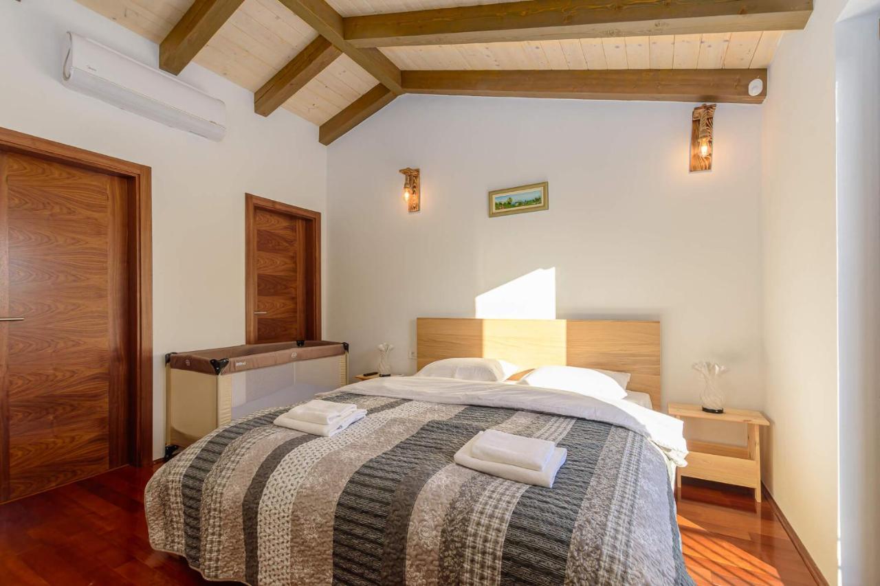 Villa David - Luxurious Secluded Villa With A Heated Pool Butkovići エクステリア 写真