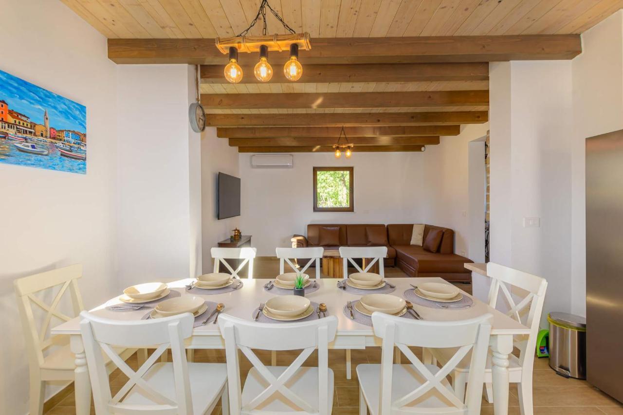 Villa David - Luxurious Secluded Villa With A Heated Pool Butkovići エクステリア 写真