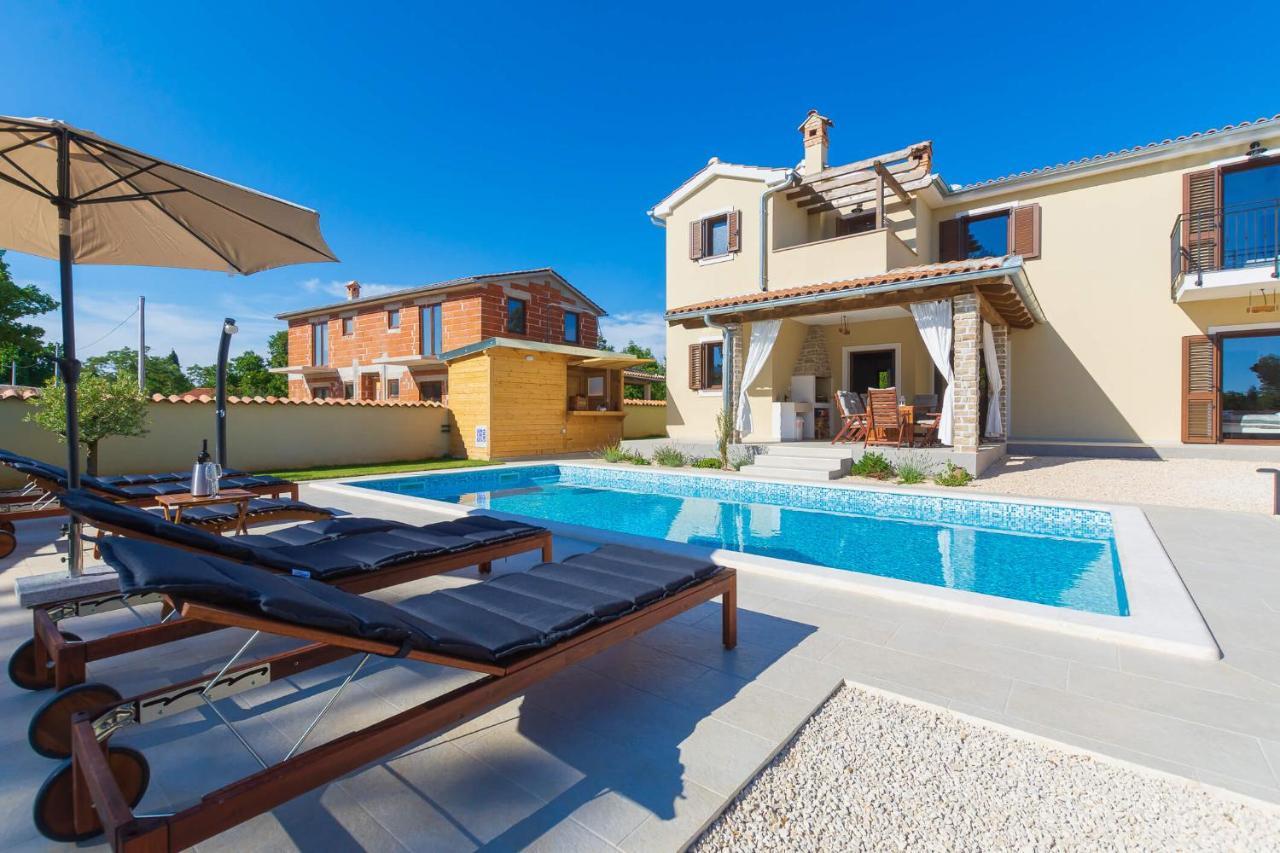 Villa David - Luxurious Secluded Villa With A Heated Pool Butkovići エクステリア 写真