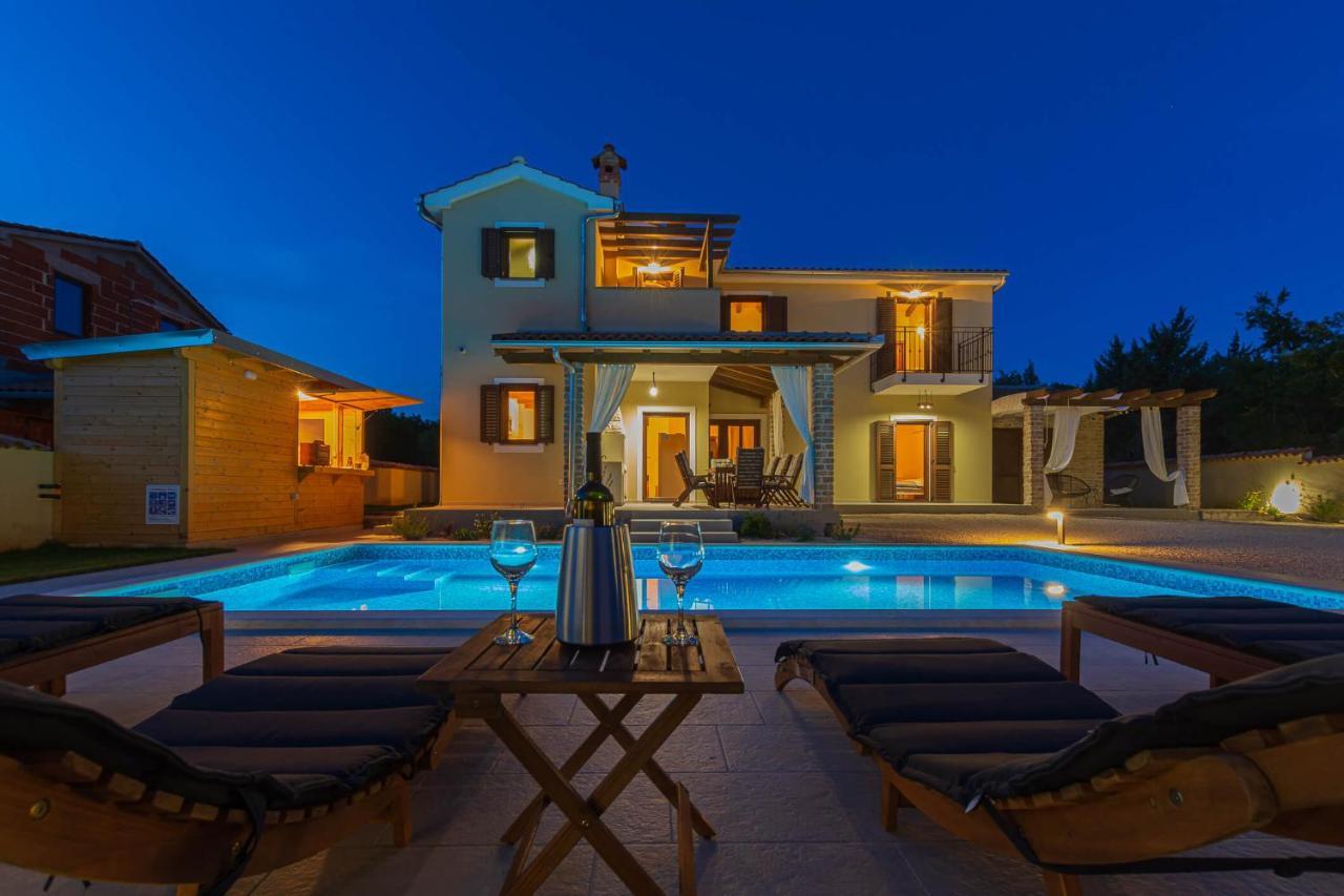 Villa David - Luxurious Secluded Villa With A Heated Pool Butkovići エクステリア 写真