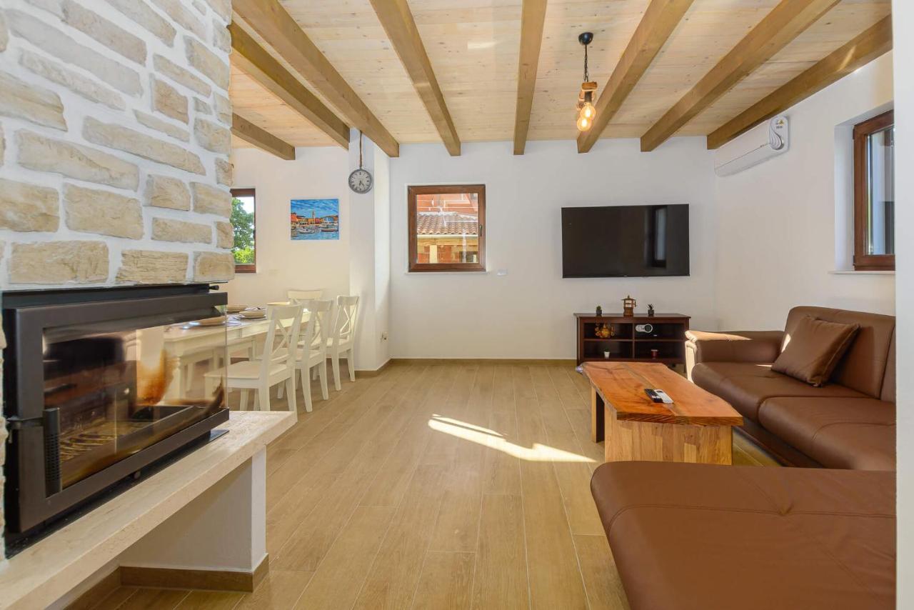 Villa David - Luxurious Secluded Villa With A Heated Pool Butkovići エクステリア 写真