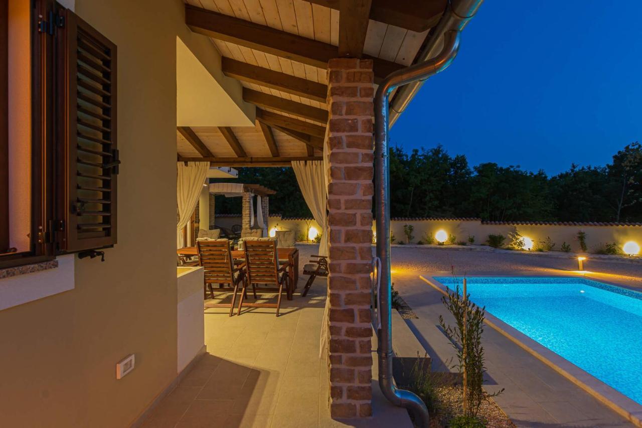Villa David - Luxurious Secluded Villa With A Heated Pool Butkovići エクステリア 写真