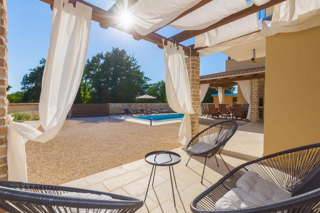 Villa David - Luxurious Secluded Villa With A Heated Pool Butkovići エクステリア 写真