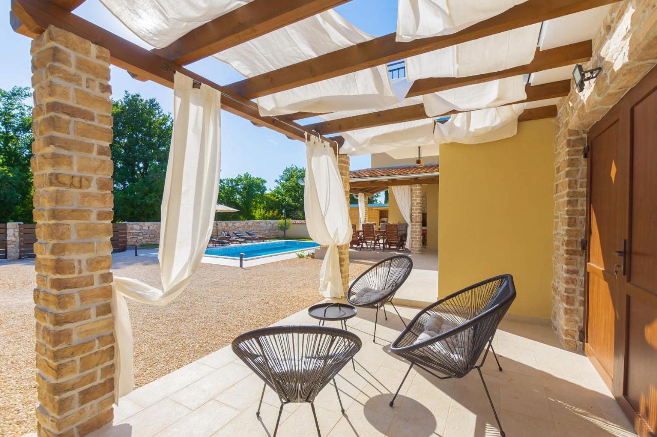 Villa David - Luxurious Secluded Villa With A Heated Pool Butkovići エクステリア 写真