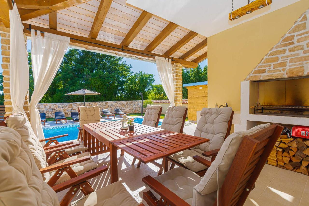 Villa David - Luxurious Secluded Villa With A Heated Pool Butkovići エクステリア 写真