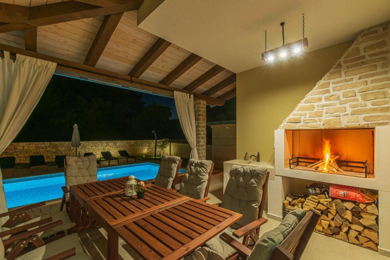Villa David - Luxurious Secluded Villa With A Heated Pool Butkovići エクステリア 写真